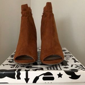Bamboo Caramel Kid Suede Ankle Booties Peep Toe Size 6